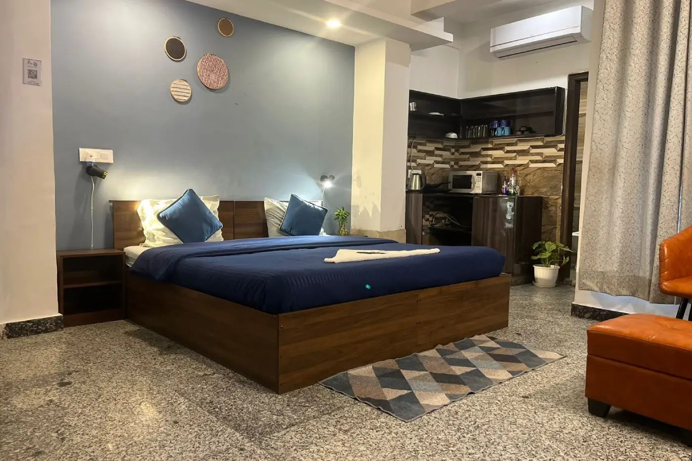 FlxHo Uno 1RK- Serviced Apartments & Rooms- Sec 43
